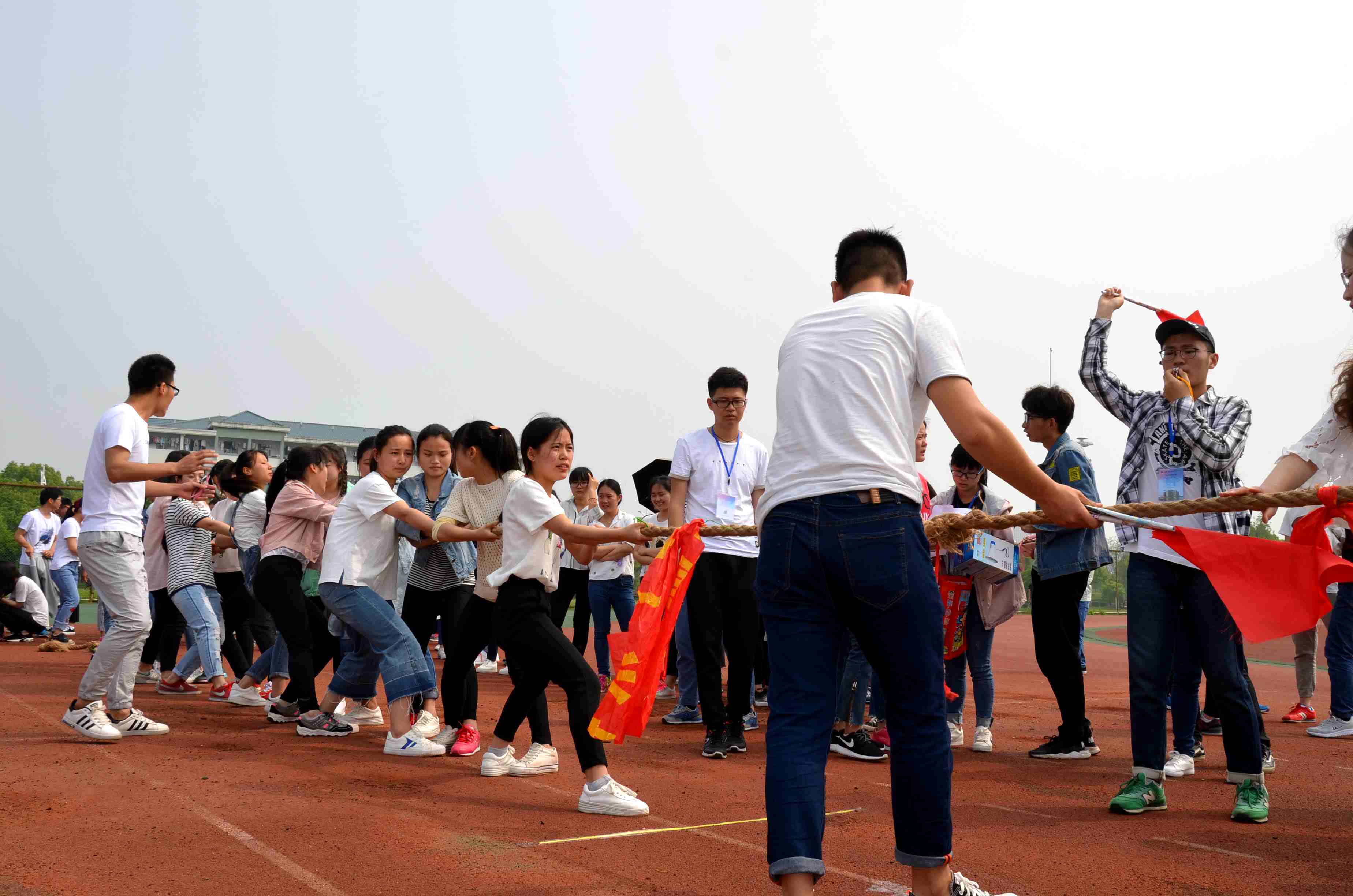 花津校区举行第三届拔河比赛